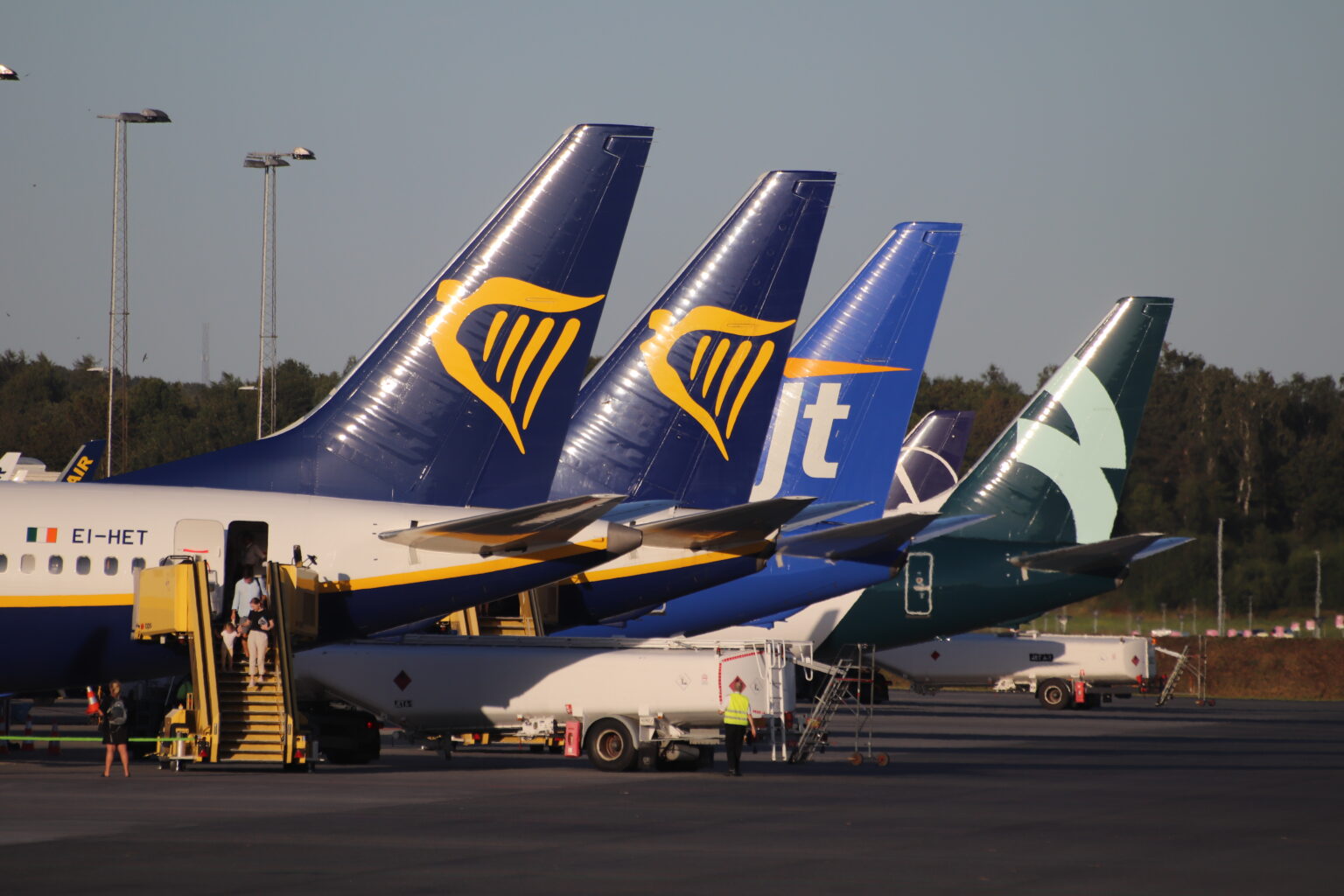 Aircraft Refueling Hazards & Minimum Safe Distance ARCRefuellers