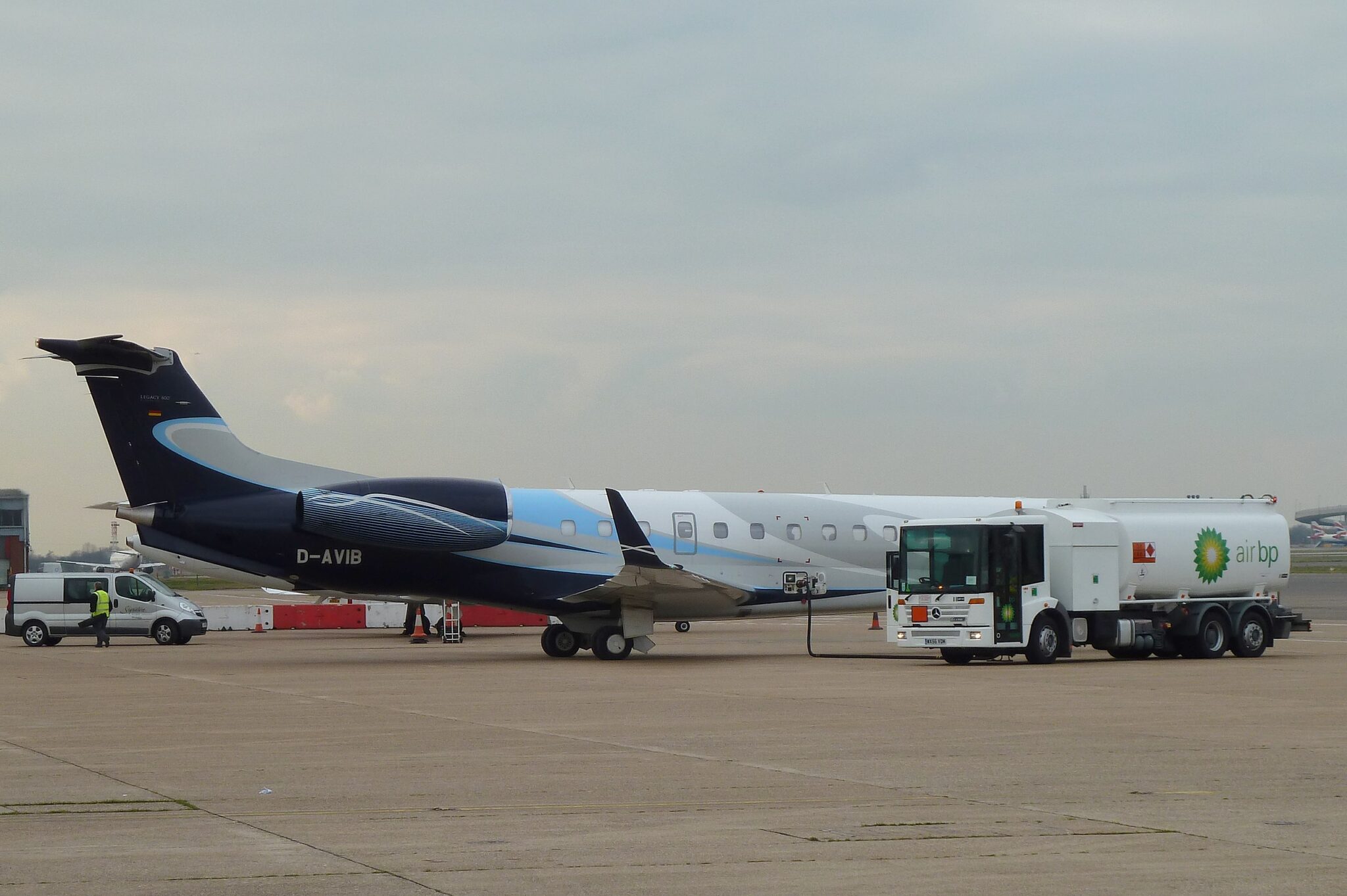What Are Zero-Emission Refueling Vehicles for Aircraft?