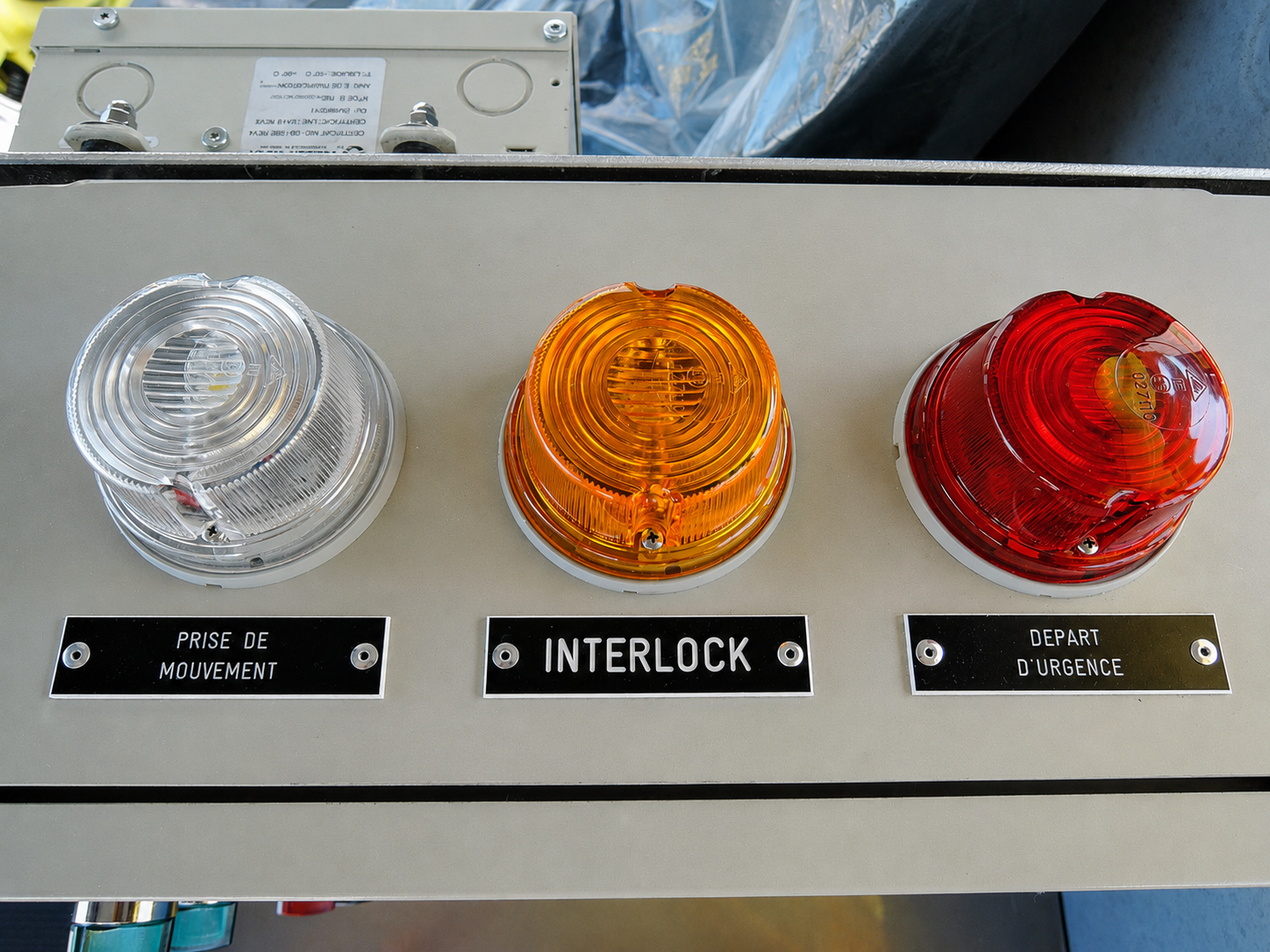 Amber driveaway interlock warning indication on aircraft refuelling equipment