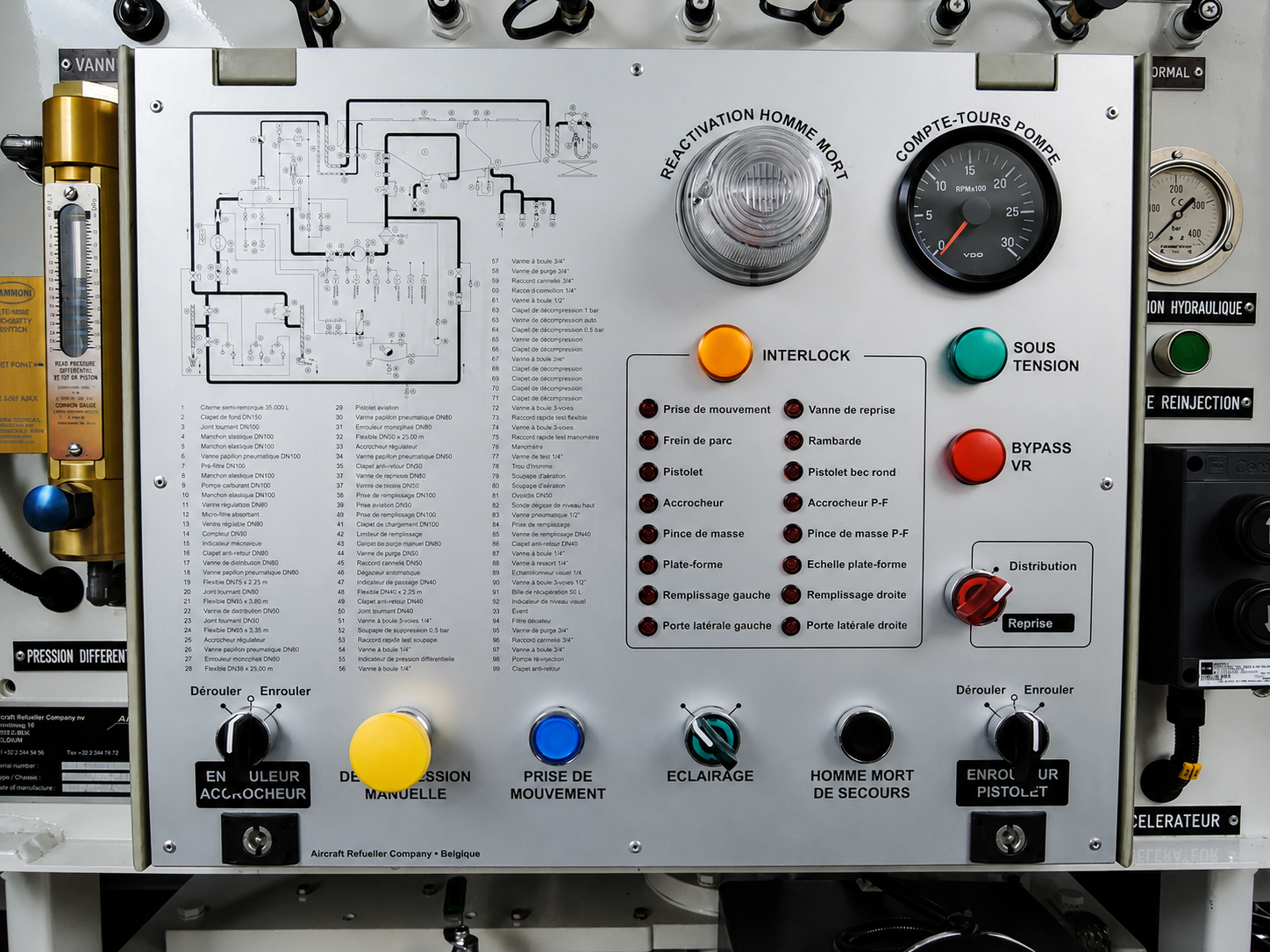 Aircraft refueller driveaway interlock control panel with amber interlock indication
