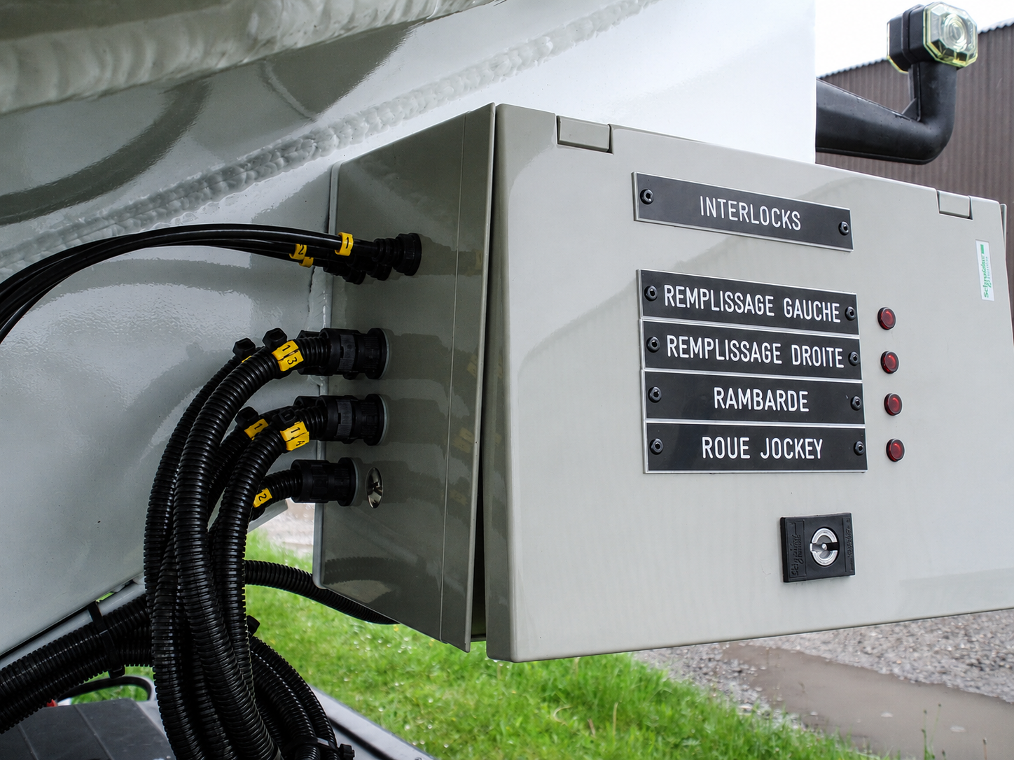 Aircraft refueller interlock system monitoring multiple vehicle components