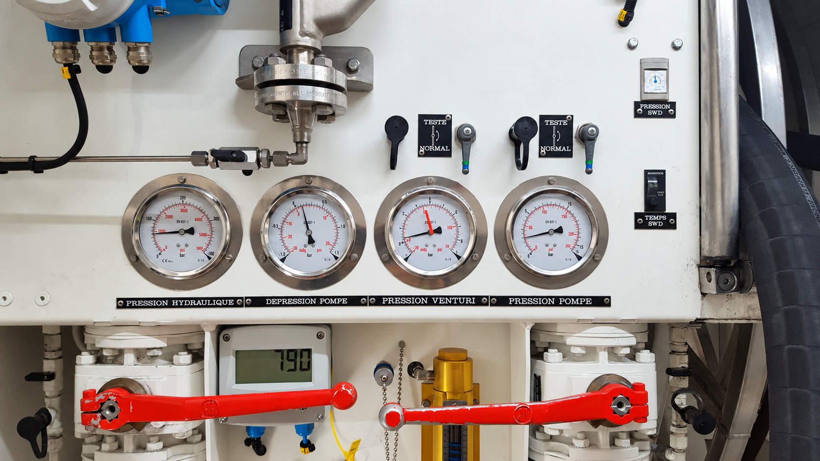 Aircraft refueller control panel with venturi-pressure, pump-pressure, pump-vacuum and hydraulic-pressure gauges